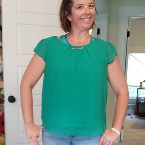 XL Kelly Green Short Sleeve Blouse w/ Gold Detail